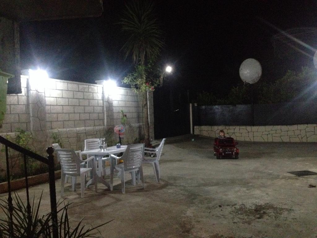 Guest House Maxim Makhinjauri Ngoại thất bức ảnh